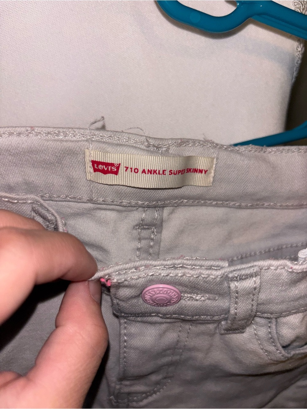 Levi's Light Gray Girls Ankle Jeans with Pink Button Details - Picture 2 of 3